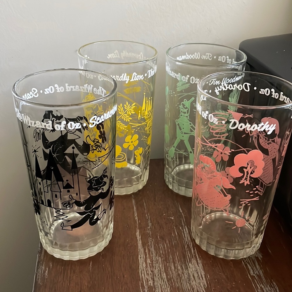 Wizard of Oz switch peanut butter character glass set